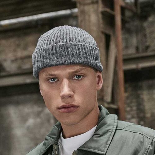 schwarze Fisherman Beanie mit weißem Moin Stick, Wangerooge Umriss